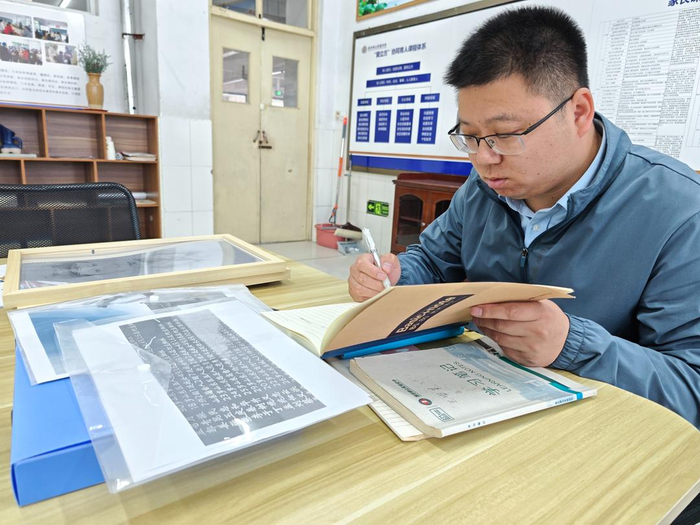 4月3日，潍坊志愿者王帅康正在整理各地发来的烈士信息。