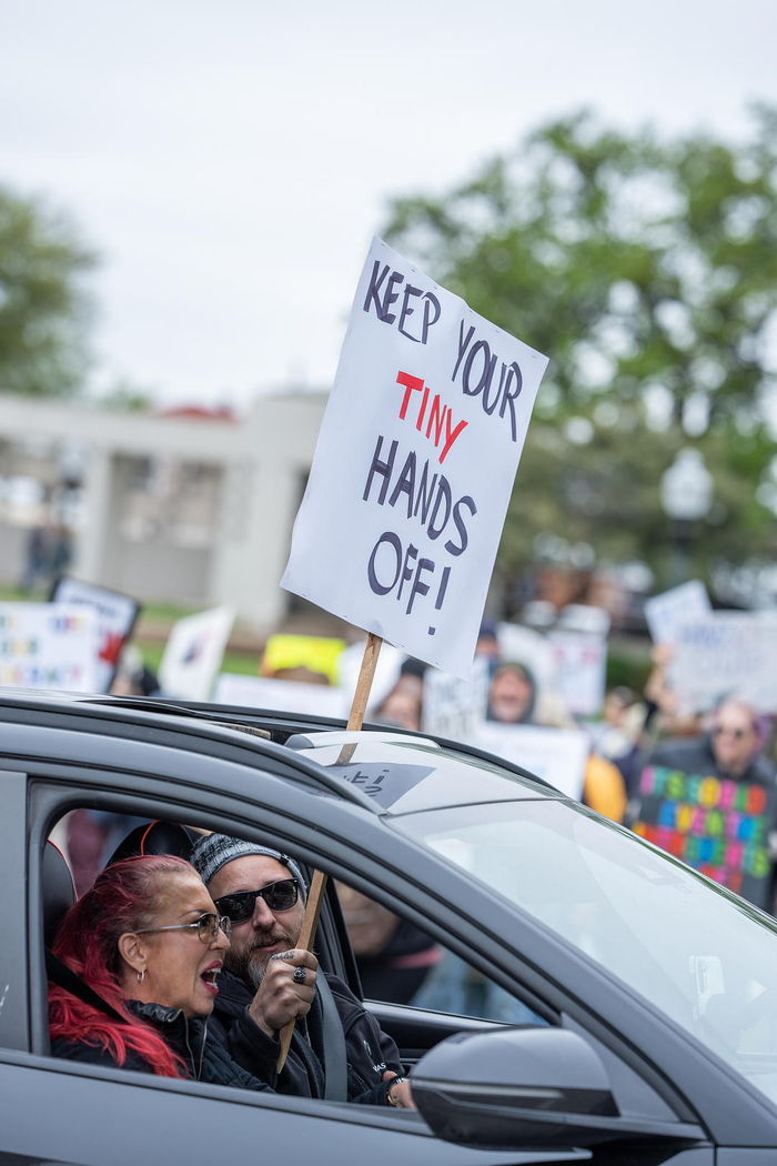 ▲当地时间4月5日，美国得克萨斯州达拉斯，抗议者举着写有“住手”（Hands Off）的标语牌。图源/视觉中国