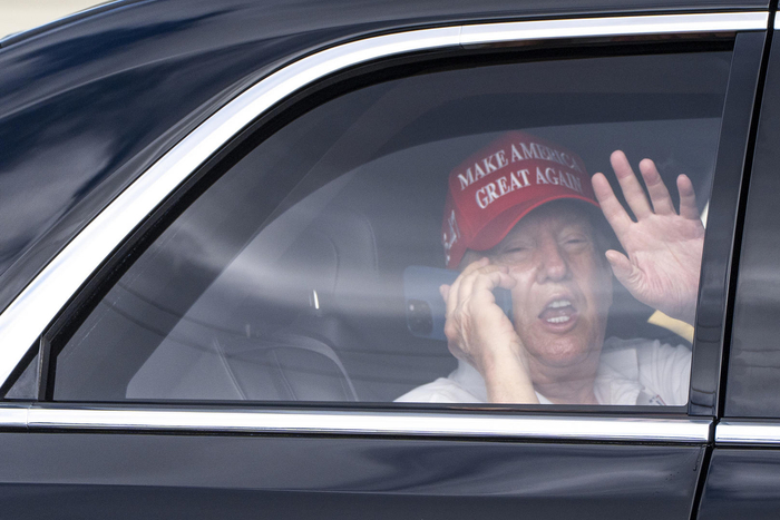 ▲当地时间4月4日，特朗普抵达位于佛罗里达州的特朗普国际高尔夫俱乐部时向围观者挥手致意。图源/视觉中国