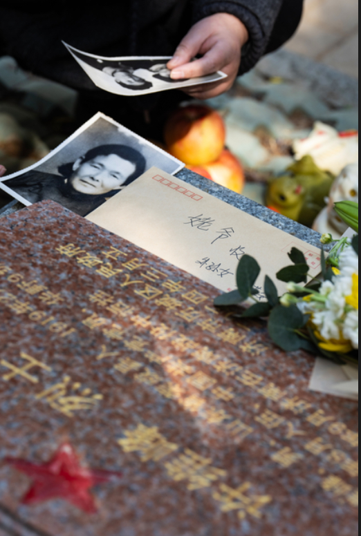 4月1日，济南市历城革命烈士陵园，张英姿来到烈士许维峰的墓碑前祭拜。