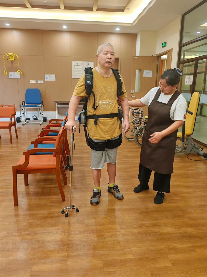 上海一家社区看护中心脑梗患者使用外骨骼机器人行走 受访者供图