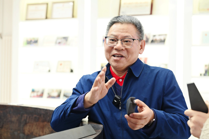 　　近日，王华明院士向记者展示团队成功研发生产出的激光增材制造钛合金构件，该构件已在飞机上实现装机应用。 赵荣昊摄