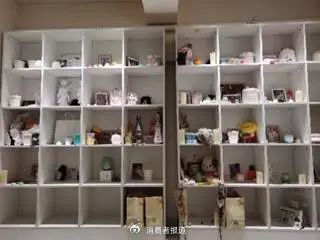（某宠物殡葬店的宠物骨灰罐及养宠人寄存的骨灰     《消费者报道》记者摄）