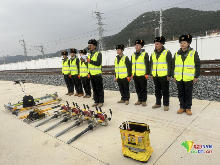 次里江初正在进行检修准备工作。乔佳新 摄