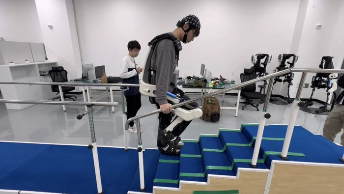 在华南科技大学，脑机接口产品与傲鲨智能的外骨骼机器人的“二次开发” 受访者供图