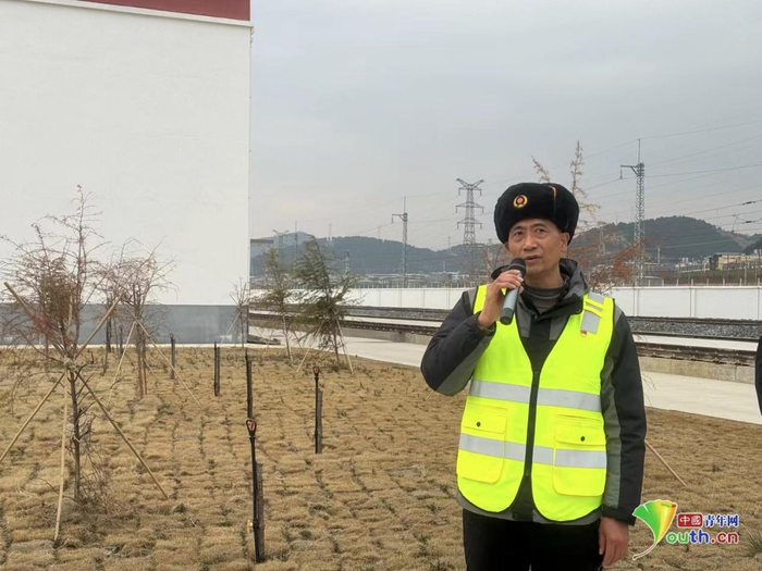 陈永祥向记者介绍香格里拉维修工区的情况。乔佳新 摄