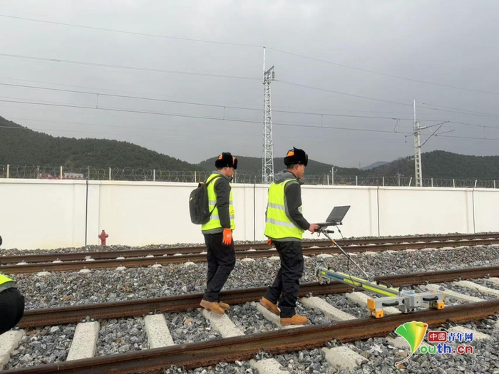 工区的青年职工正在进行检修演练。乔佳新 摄