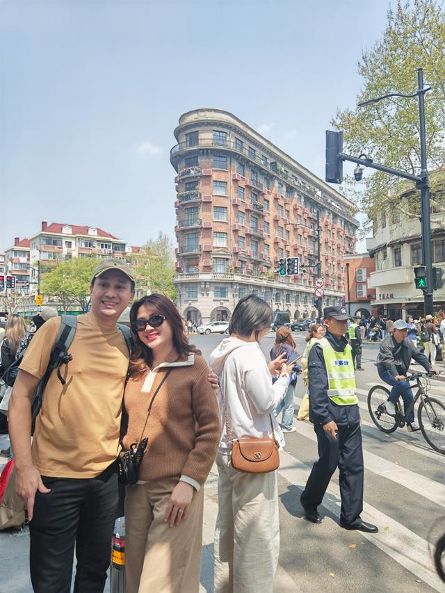 4月6日，两名泰国游客在武康大楼前留影。 李宝花 摄