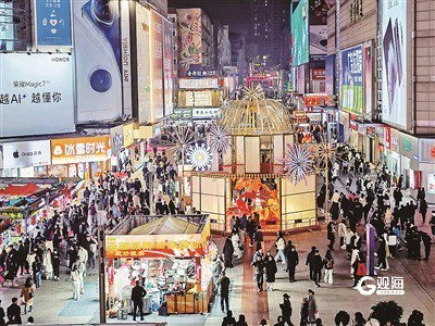 入夜的台东步行街人头攒动，热闹非凡。