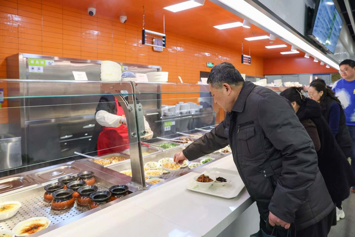 百联置业大厦周边居民中午前来享用“员工餐”。叶辰亮摄