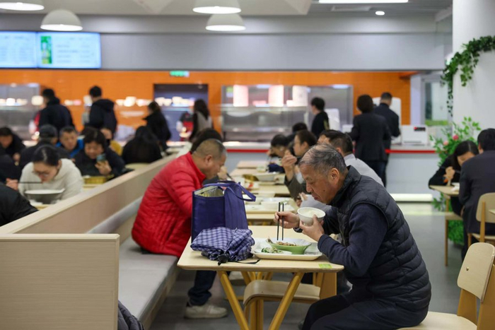员工餐厅午间老年居民上座率达15%以上。 叶辰亮摄
