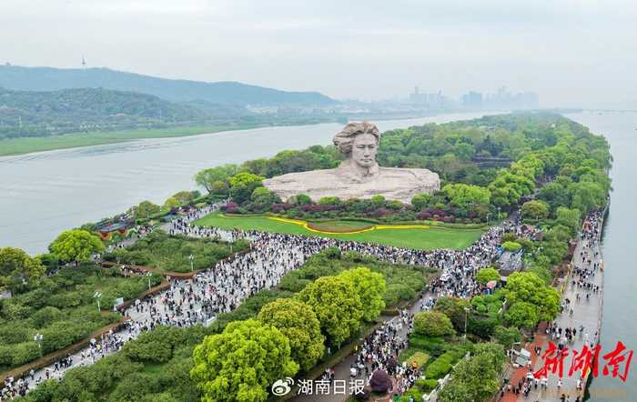 橘子洲景区人潮涌动。湖南日报全媒体记者 李健 摄