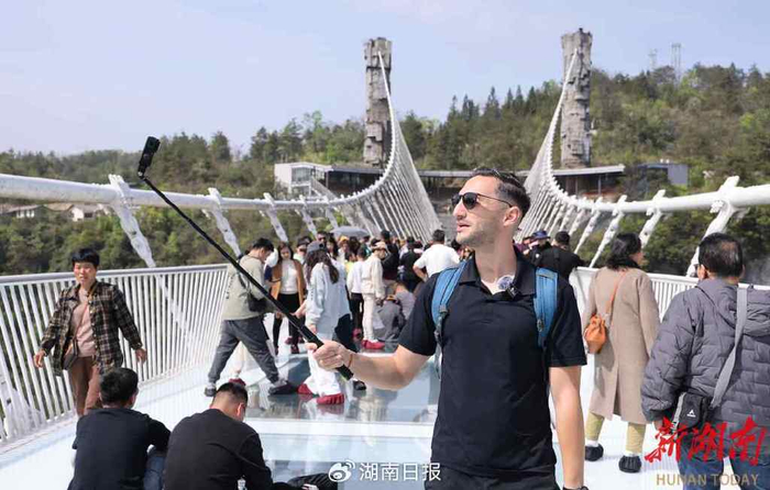 境外游客打卡张家界大峡谷玻璃桥。吴勇兵 罗史文 摄
