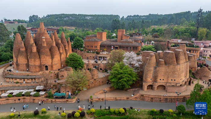 人们在云南省红河州弥勒市东风韵小镇游玩（无人机照片，4月5日摄）。新华社记者 胡超 摄