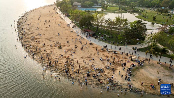 人们在云南省红河州弥勒市湖泉生态园游玩（无人机照片，4月4日摄）。新华社记者 胡超 摄