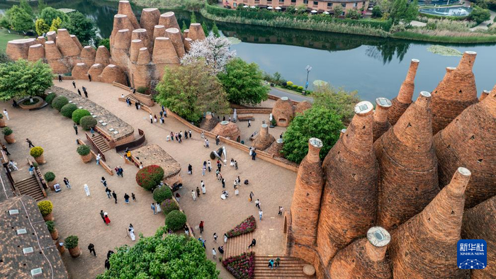 人们在云南省红河州弥勒市东风韵小镇游玩（无人机照片，4月5日摄）。新华社记者 胡超 摄