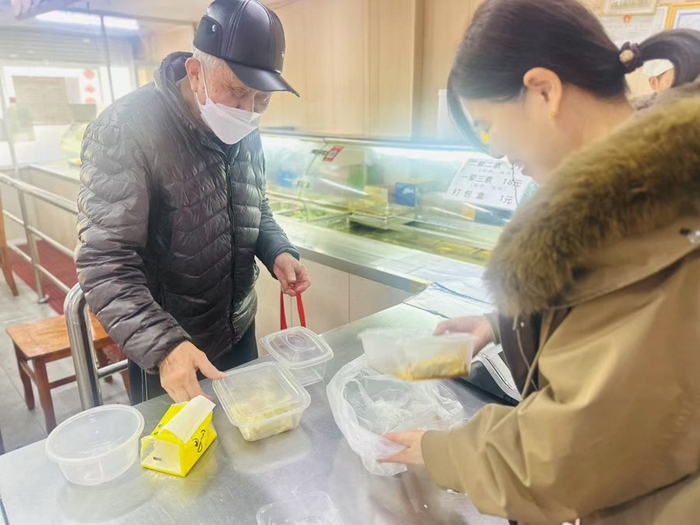 楼下就是“编外社区食堂”，老人得实惠又安心。 受访者提供