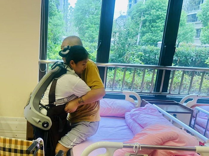 上海一家社区看护中心护工使用储能腰部外骨骼将老人抬上床 受访者供图 