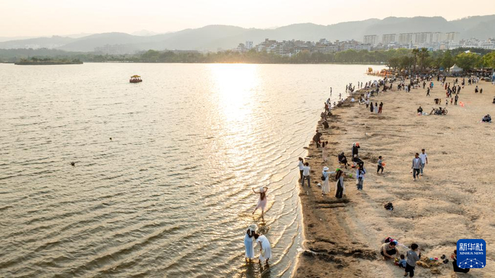 人们在云南省红河州弥勒市湖泉生态园游玩（无人机照片，4月4日摄）。新华社记者 胡超 摄