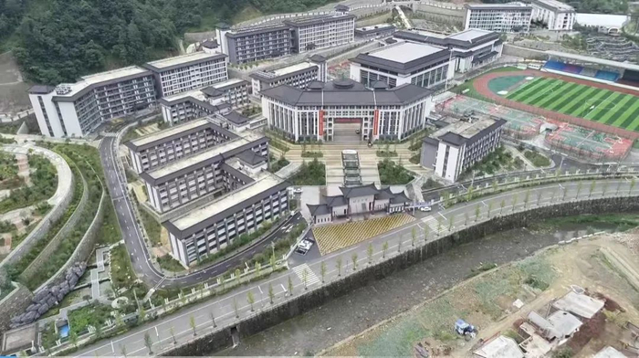 ▲陕西省商洛市镇豪华的安县镇安中学（图/视频截图）