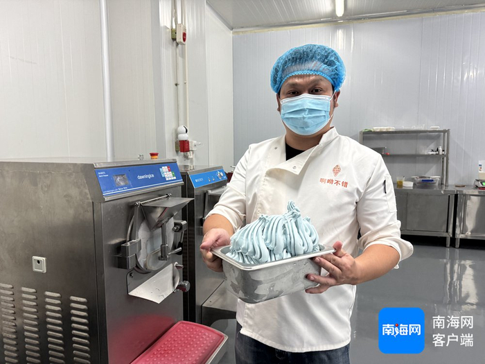 刚做出来的海盐椰子味冰激凌。记者 郑光平 摄