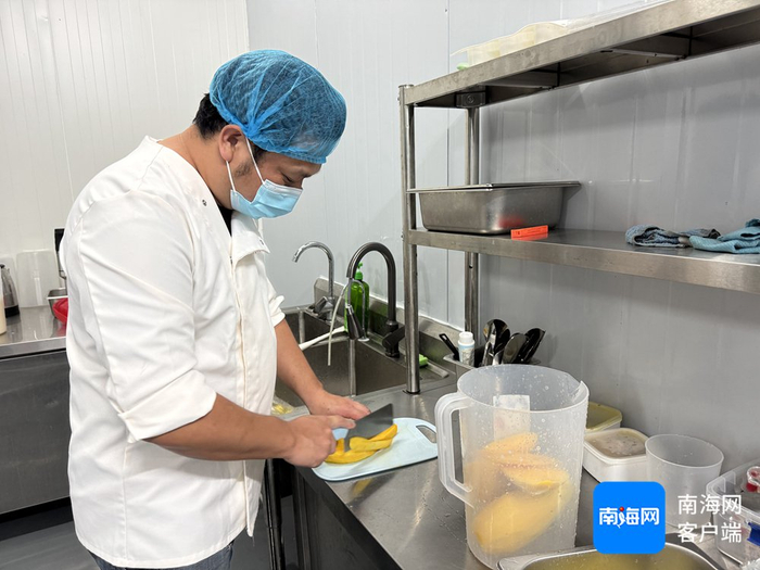 马双杰正在准备做冰激凌需要的新鲜芒果。记者 郑光平 摄