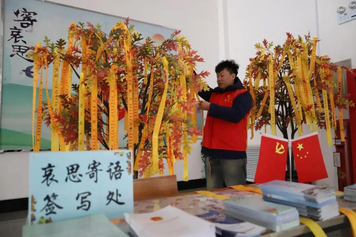 鸡西市开展“系黄丝带寄哀思”祭扫活动
