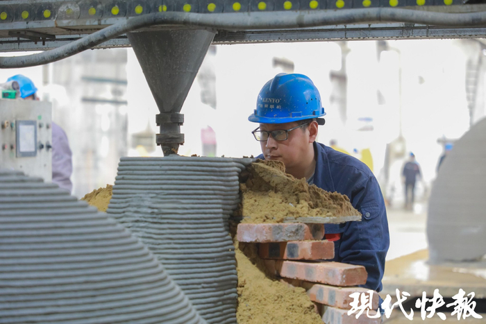 南京嘉翼精密机器制造股份有限公司工作人员在打印“蜗牛” 刘畅 摄