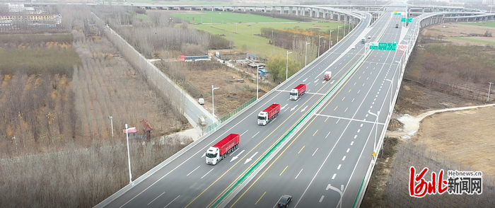 2024年11月28日，京雄高速（河北段）首批自动驾驶测试车辆发车。（河北日报资料片）河北高速集团京雄分公司供图