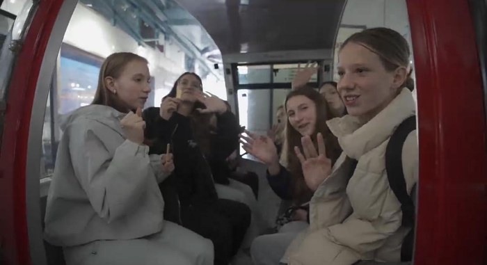 外国游客乘坐松花江观光索道