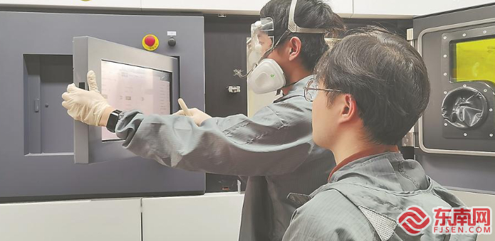 中科丰阳技术人员正在调试新设备。