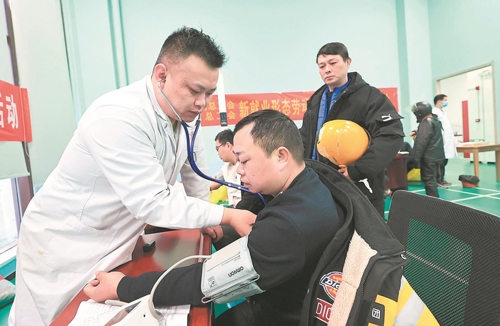 医护工作者在为淮北市相山区新就业群体做体检。（资料图片）通讯员 张锋 刘晴 摄