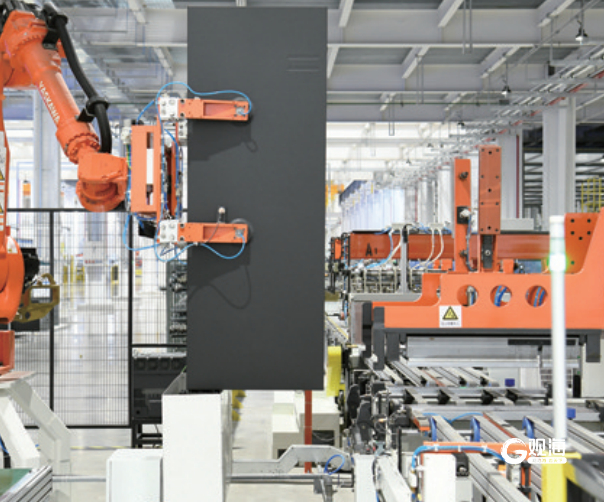 海尔卡奥斯工业互联网生态示范园冰箱智能制造车间生产一线。