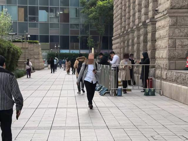 3月31日傍晚，平安金融大厦的一处吸烟点与人流。（受访者供图）