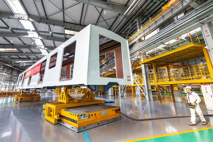 中车长客武汉地铁12号线车辆装配现场