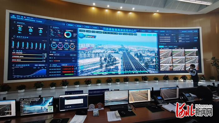 3月31日，京雄智慧高速监控中心大屏幕上，各类通行信息实时显示。 河北日报记者 王思达摄