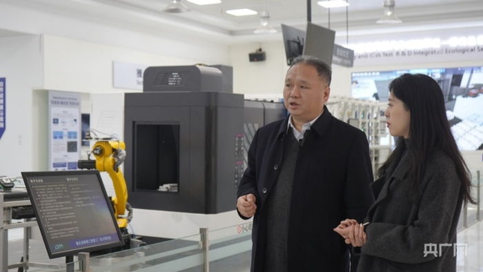 石晓辉给央广网记者介绍清研理工最新科研成果（央广网发  李欣蔓  摄）