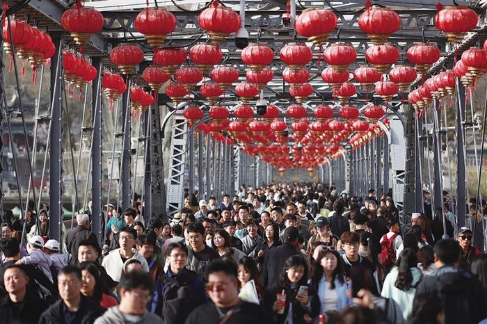     中山桥游人如织