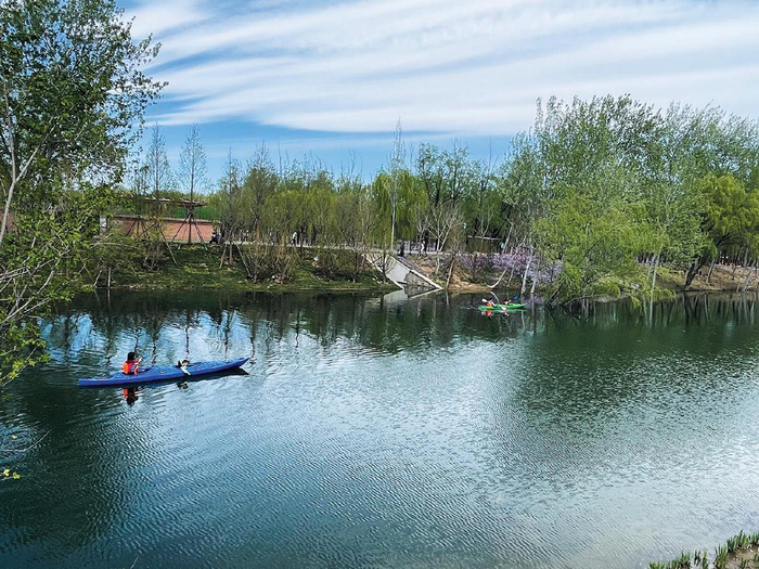 4月5日，坝河郎园Station段，市民体验皮划艇。　新京报记者　吴婷婷　摄