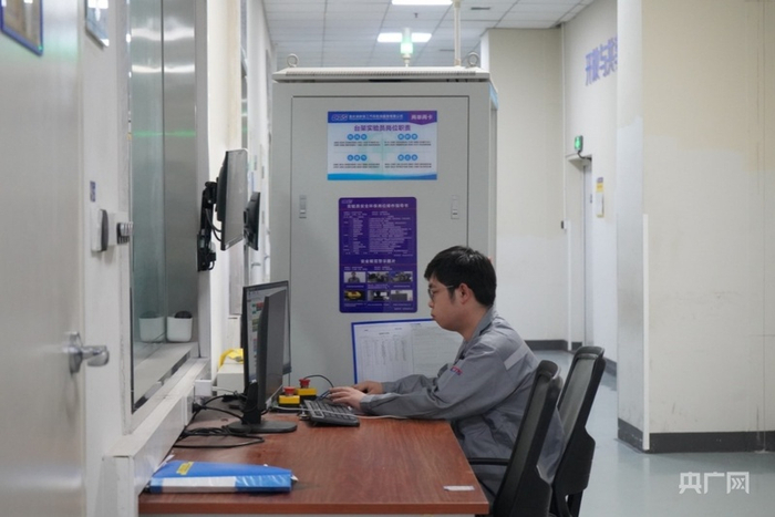 工作人员正在测试汽车零部件（央广网发  李欣蔓  摄）