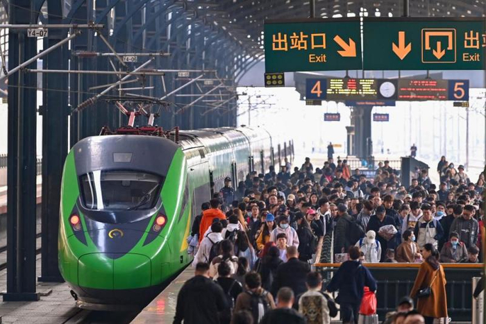 4月6日，旅客在哈尔滨站有序出站。新华社发（原勇摄）