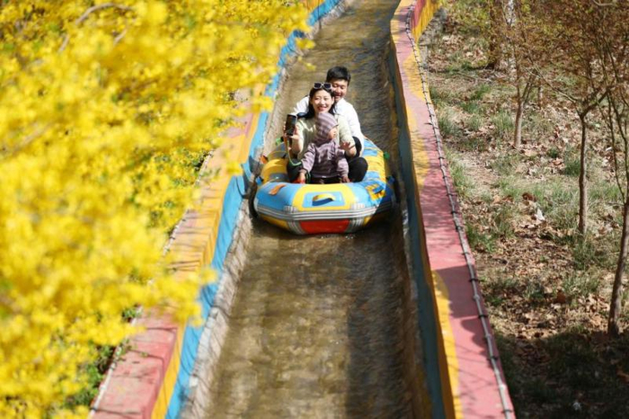 4月6日，游客在山东省临沂市沂南县铜井镇竹泉村体验漂流。新华社发（王彦冰摄）