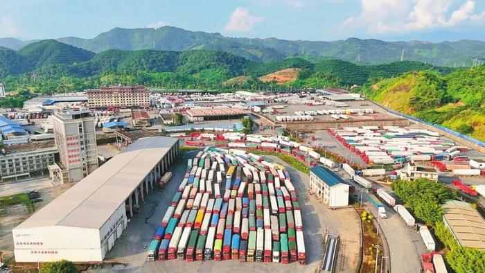 车辆在河口口岸北山国际货场等待出关。