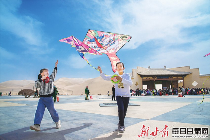 　　清明假期，游客来到敦煌鸣沙山月牙泉景区，踏青、赏花、放风筝，乐享假日美好时光。 新甘肃·甘肃经济日报通讯员 王斌银 周玉玲 摄