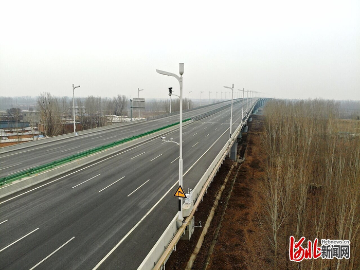 3月7日拍摄的京雄高速上的智慧灯杆。 高天宇摄