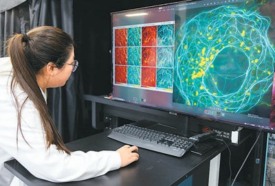 3月20日，在中国科学院生物物理研究所生物成像中心，工程师在多模态活体细胞成像装置前工作。新华社记者 金立旺摄