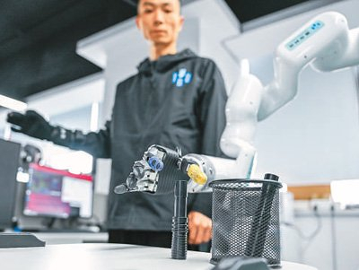 3月24日，在武汉灏存科技有限公司内，工程师付龙在调试人形机器人运动神经中枢系统。新华社记者 杜子璇摄