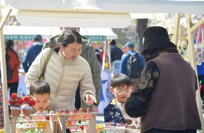 4月5日，市民在北京市海淀区清河之洲公园举办的市集上购物。新华社记者 任超 摄