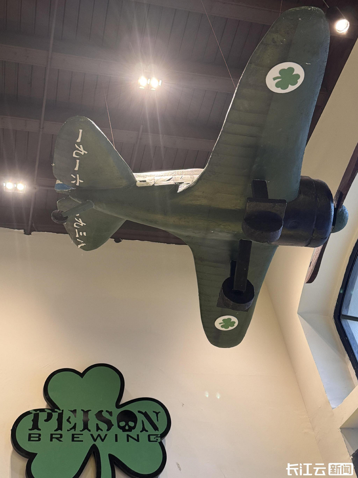 配真179酒吧复刻陈怀民座驾的飞机模型