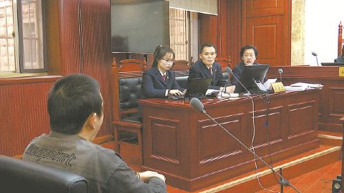 　　　图为庭审现场。